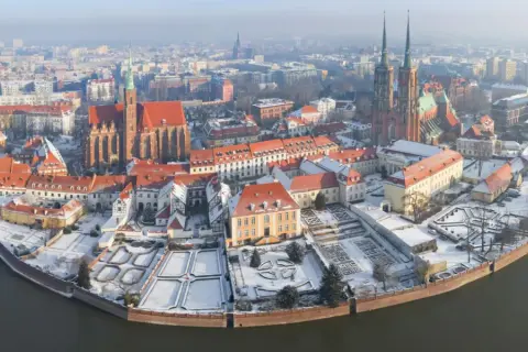 Zimowy Wrocław zachwyca! Spacer po zaśnieżonym Ostrowie Tumskim to świetny pomysł na to, co robić we Wrocławiu zimą.