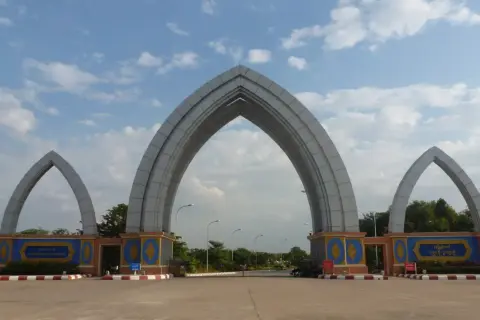 Monumentalne łuki w kształcie serca witają w Naypyidaw, stolicy Birmy.