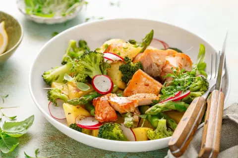 Ensalada de salmón con brócoli, patatas y espárragos. Una opción saludable y deliciosa para tus recetas con brócoli.
