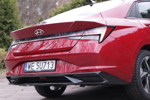 Czerwony Hyundai Elantra z tyłu. Wiele osób szuka hyundai elantra opinie, a ten model prezentuje się świetnie.