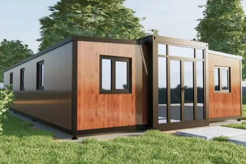 Casa moderna con revestimiento de madera compuesta, ventanas negras y puerta de cristal.