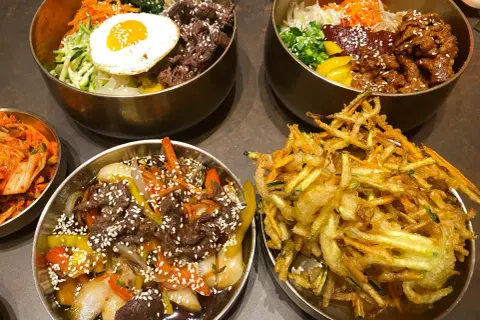 Klimatyczne restauracje Poznań oferują pyszne dania: bibimbap, bulgogi i chrupiące warzywa w cieście.