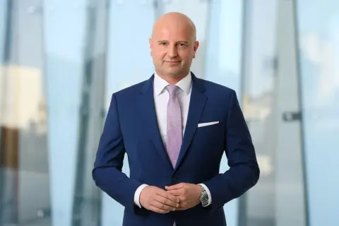 Polski adwokat od prawa pracy w Niemczech, w garniturze, z pewnością znajdzie się w rankingu kancelarii.
