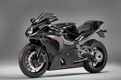 Una moto deportiva negra con detalles rojos, símbolo de potencia y lujo. Estas motos caras son un sueño para muchos.
