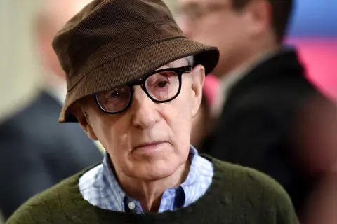 Woody Allen, med sin karaktäristiska hatt och glasögon, påminner om hans många filmer.