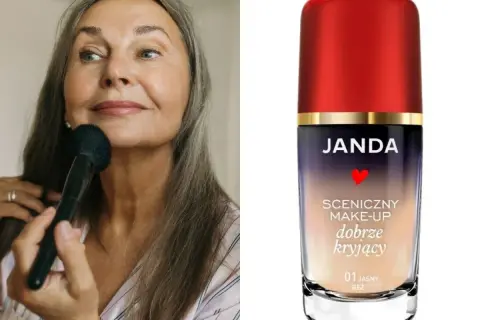 Dojrzała kobieta nakłada makijaż pędzlem obok buteleczki podkładu Janda.