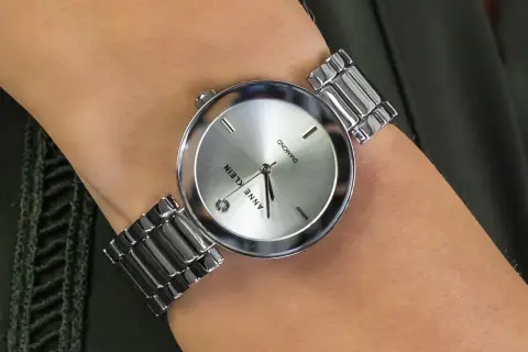 Damski zegarek Anne Klein z tarczą i bransoletą w kolorze srebrnym, z diamentem.