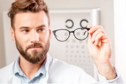 Okulista czy optometrysta? Kto lepiej dobierze okulary?