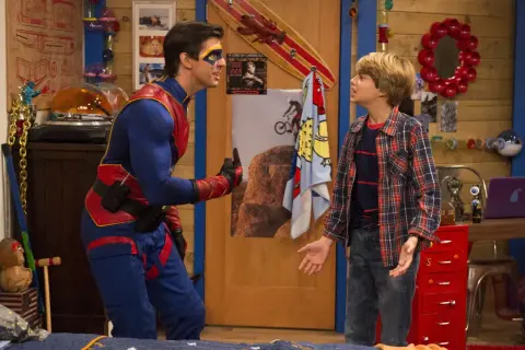 Captain Man und Kid Danger im Zimmer. Die besetzung von Henry Danger ist hier in Aktion.