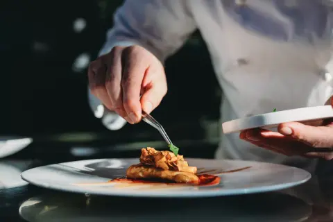 Un tocco finale su un piatto gourmet, come solo i chef stellati italiani sanno fare.