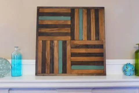 Magnifique peinture sur bois art, un assemblage de lattes de bois aux teintes variées, rehaussé de touches turquoise.