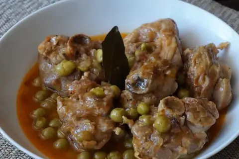 Osobuco de pavo tierno y jugoso, cocinado a fuego lento con guisantes y una hoja de laurel.