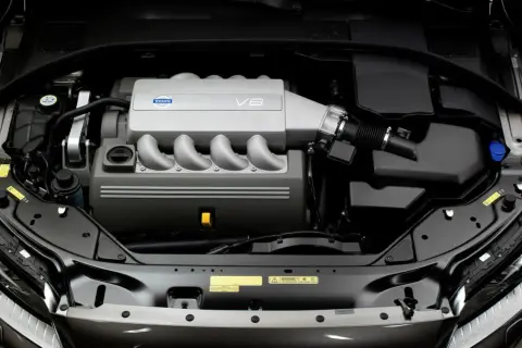 Potężny silnik Volvo 4.4 V8 Yamaha, serce szwedzkiej bestii, gotowe do akcji.