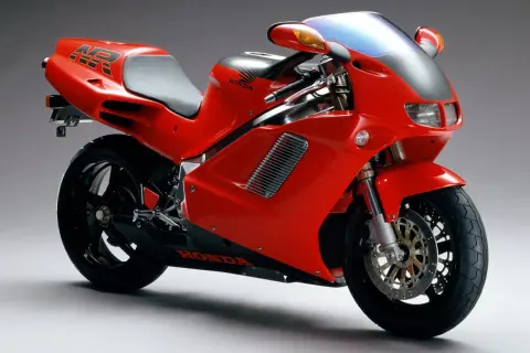 La icónica Honda NR 750, una obra maestra roja de ingeniería, lista para la velocidad.
