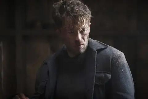 En man med smutsiga kindben och rufsigt hår tittar ner. Kanske en scen från en ny film på SVT Play.
