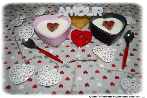Deux panna cotta au mascarpone, décorées de cœurs, sur une nappe à cœurs. Parfait pour une recette panna cotta mascarpone.