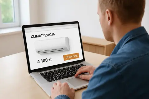 Sprawdzam, ile kosztuje montaż klimatyzacji. Na ekranie laptopa widzę cenę 4100 zł i przycisk "Do koszyka".