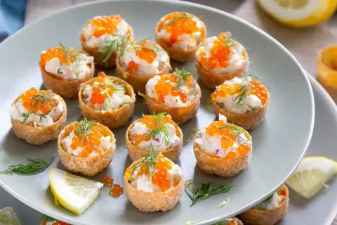 Små krustader fyllda med en krämig mjukoströra, toppade med rom och dill. En festlig förrätt som passar perfekt till mingel.