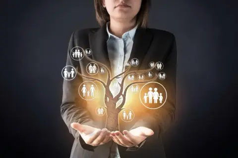 Arbre généalogique lumineux avec des icônes de familles, symbolisant myheritage fr.