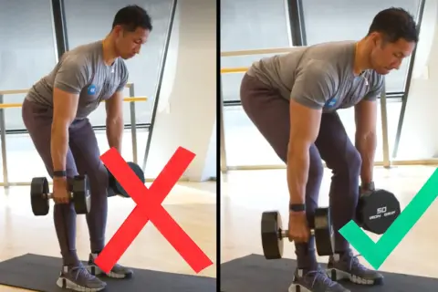 Esercizio corretto vs. scorretto per le trazioni con manubri. La posizione corretta mantiene la schiena dritta.