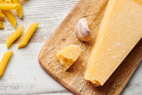 Co to jest parmezan? Poznaj sekrety tego wyjątkowego sera