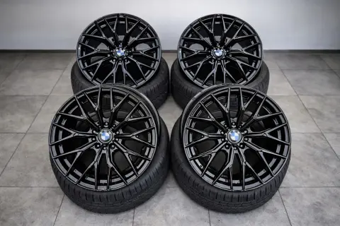 Cztery czarne felgi aluminiowe BMW z oponami. Sprawdź aktualną cenę aluminium felgi dla swojego auta.