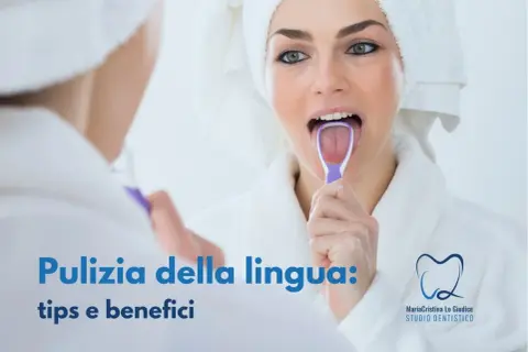 Donna in accappatoio usa un puliscilingua viola, scoprendo i benefici della pulizia della lingua per un alito fresco e una migliore igiene orale.