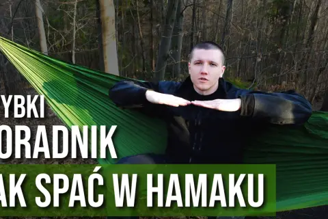 Mężczyzna w lesie pokazuje, jak wygodnie spać w hamaku. Szybki poradnik.