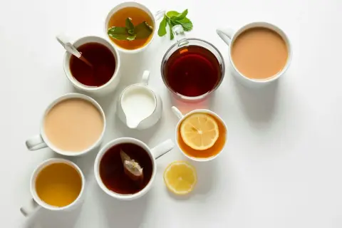 Assortiment de thés et cafés, certains avec du lait, du citron ou de la menthe. La théine et la caféine pour bien commencer la journée.