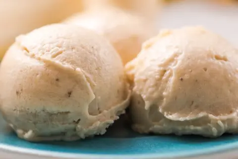 Kremowe lody owocowe w domu: przepisy, triki na idealną konsystencję