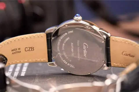 Reloj Cartier con grabado "Happy Anniversary", automático, acero inoxidable, hecho en Suiza. La correa de cuero indica "Made in Austria".