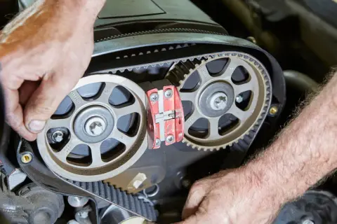 Mechanik precyzyjnie ustawia rozrząd w aucie, dbając o każdy detal paska i kół zębatych.