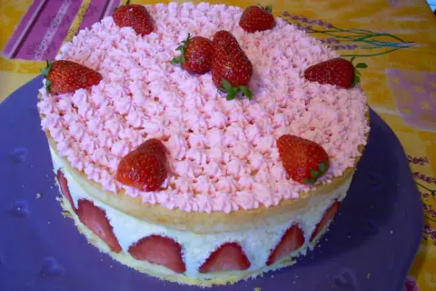 Gâteau fraisier mascarpone, une délicieuse recette avec une génoise moelleuse, crème onctueuse et fraises fraîches.