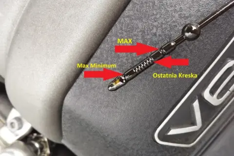 Prawidłowy poziom oleju na bagnecie Seat Altea: płyn znajduje się między oznaczeniami "Max" a "Ostatnia Kreska", co jest optymalne.