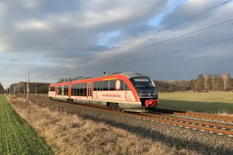 Der Kulturzug Berlin-Breslau fährt durch eine herbstliche Landschaft.