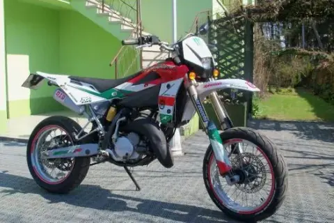Husqvarna SM 125 – idealny motocykl dla początkujących i nie tylko