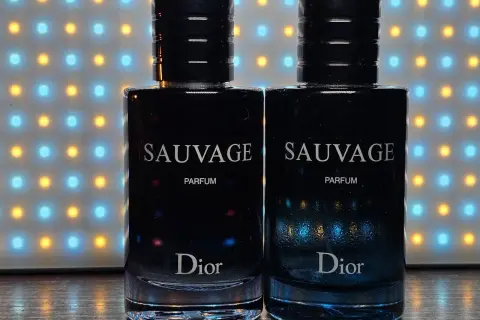Dwa flakony perfum Sauvage Dior Parfum na tle kolorowych świateł.
