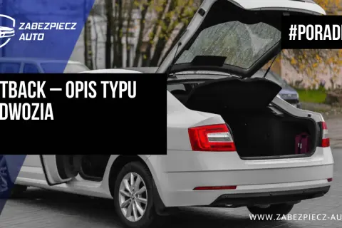 Biały liftback z otwartym bagażnikiem, w którym widać fioletową walizkę. #PORADNIK