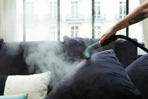 Vaporizando sofás para una limpieza profunda de tapicerías. El vapor elimina manchas y desinfecta, dejando tus muebles como nuevos.