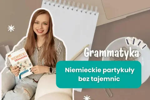 Uśmiechnięta kobieta trzyma podręcznik "Niemiecki GRAMatyka". Obok tekst "Gramatyka Niemieckie partykuły bez tajemnic".