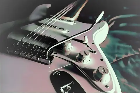 Biała gitara elektryczna, dzieło Leo Fendera, z widocznymi strunami, mostkiem i pokrętłami.