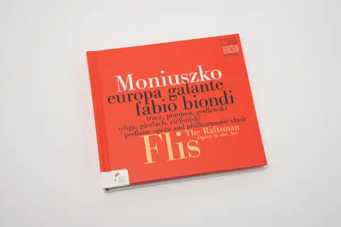 Okładka książki o operach Moniuszki, z tytułem "Moniuszko europa galante fabio biondi" i nazwą opery "Flis".