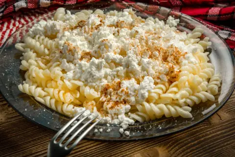Fusilli z twarogiem i cynamonem, pyszny makaron na słodko, gotowy do jedzenia.
