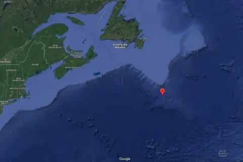 Mapa del Atlántico Norte, mostrando la ruta del Titanic de donde salió, desde el este de Canadá hasta el punto de hundimiento marcado.