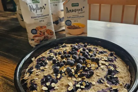 En blåbärskaka med havregryn och teffmjöl istället för havregryn. Perfekt för en glutenfri frukost eller fika.
