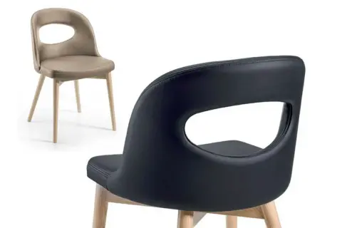 Sedie moderne in pelle nera e cuoio beige, con gambe in legno. La differenza cuoio e pelle è evidente nella texture.