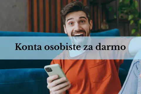 Młody mężczyzna z telefonem cieszy się z darmowych kont osobistych. Różne rodzaje kont bankowych dostępne online.