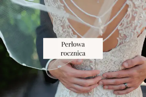 Para obejmuje się czule na tle sukni ślubnej z perełkami. To ich 30 rocznica ślubu, perłowa rocznica.