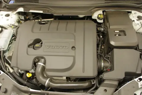 Silnik Volvo V50 1.6 diesel. Widoczna osłona silnika z logo Volvo, przewody i elementy układu dolotowego.