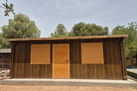 Modernas casas panel sandwich en Valencia, con acabado imitación madera y ventanas con persianas.